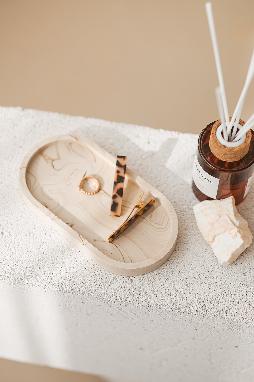 Mažas ovalus padėkliukas „Smėlinis marmuras“