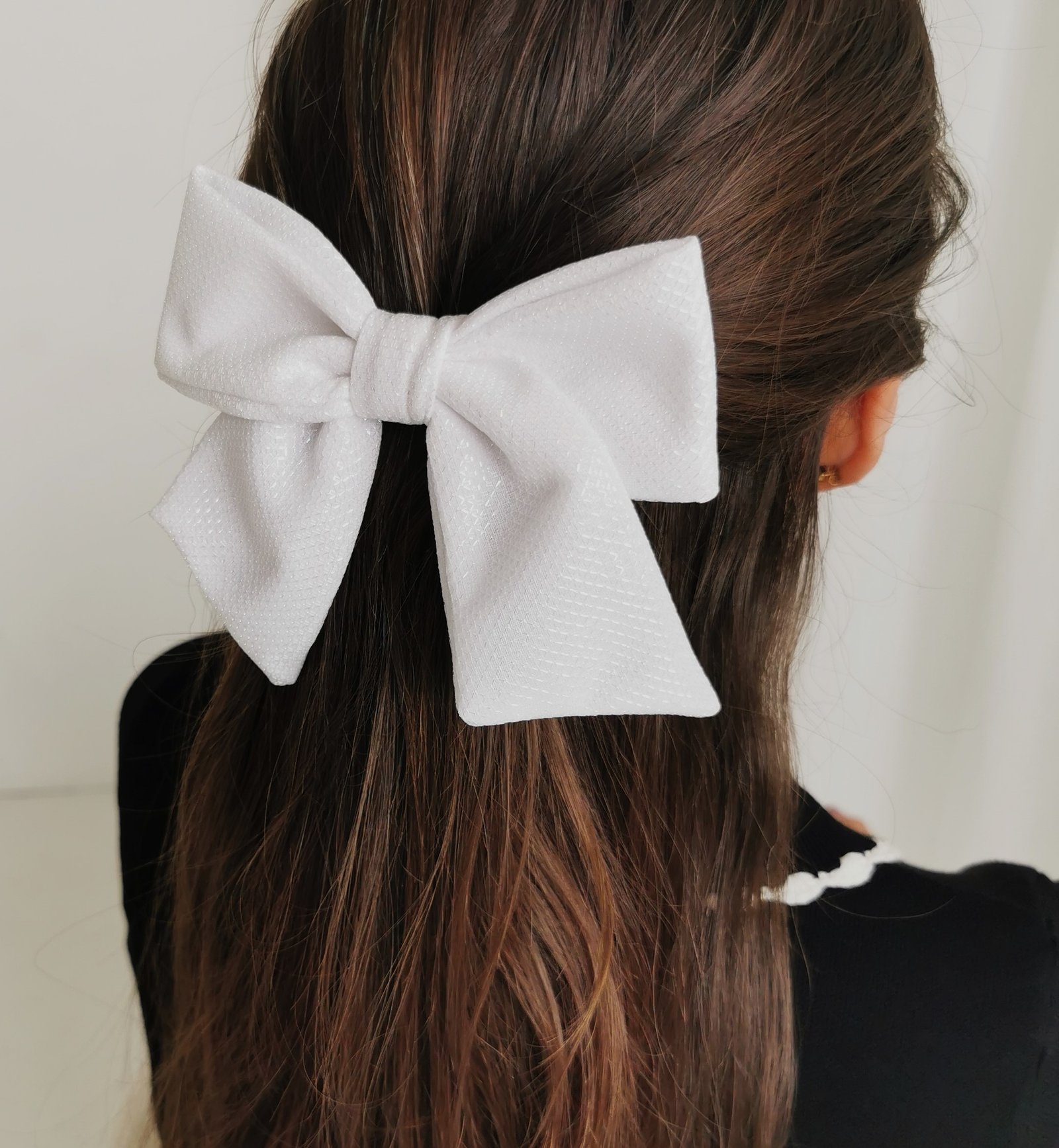 Baltas blizgantis plaukų segtukas kaspinas