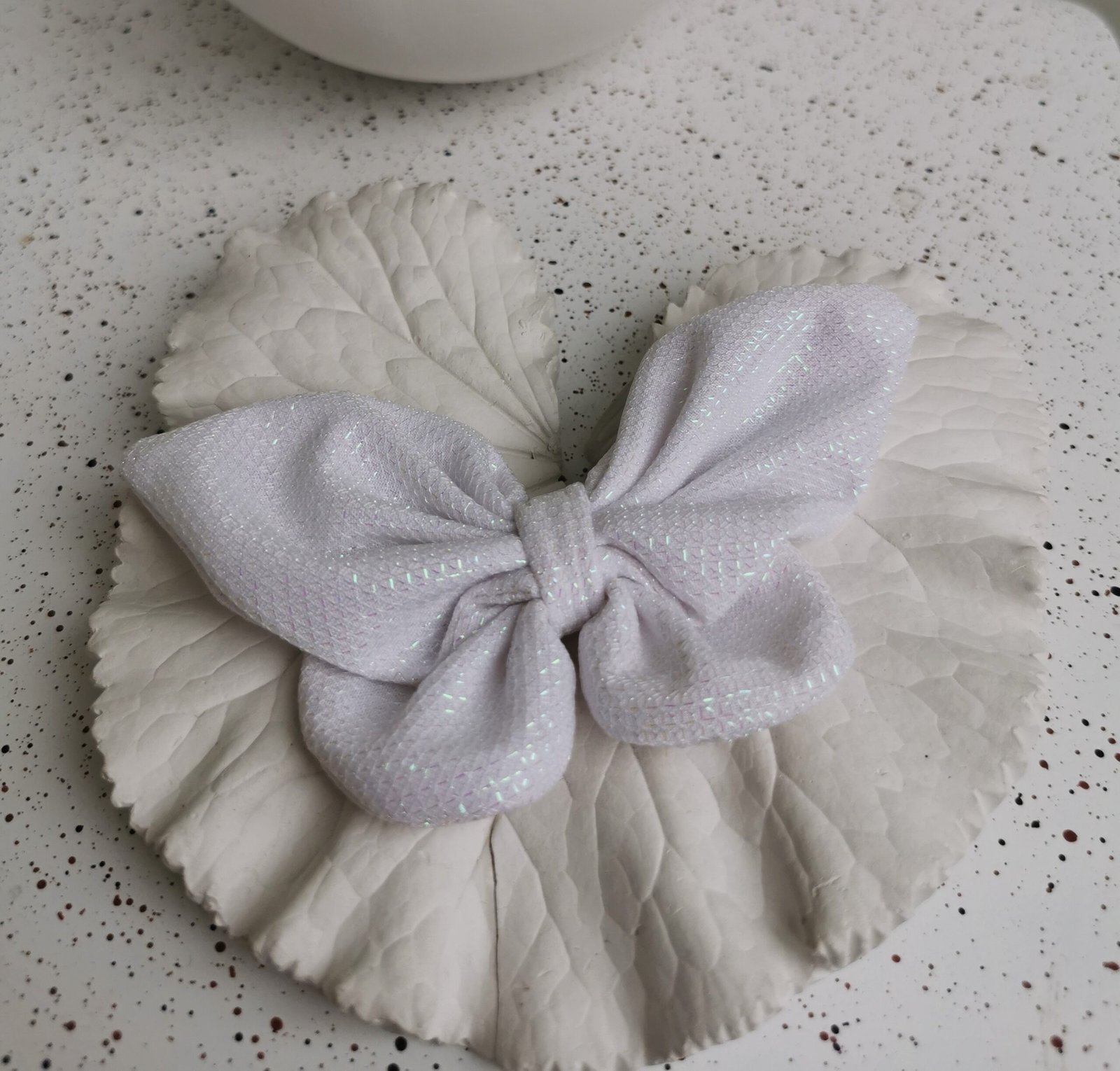 Baltas blizgantis plaukų segtukas drugelis