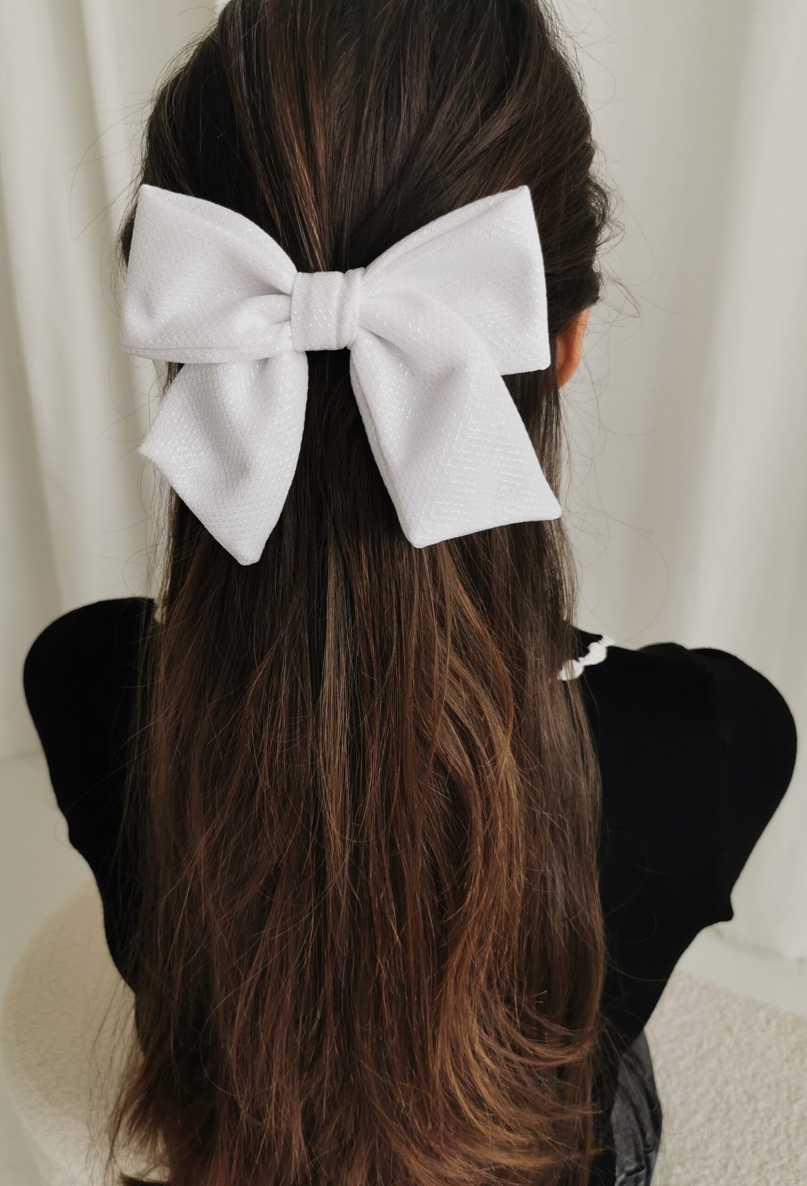 Baltas blizgantis plaukų segtukas kaspinas Baltas blizgantis plaukų segtukas kaspinas