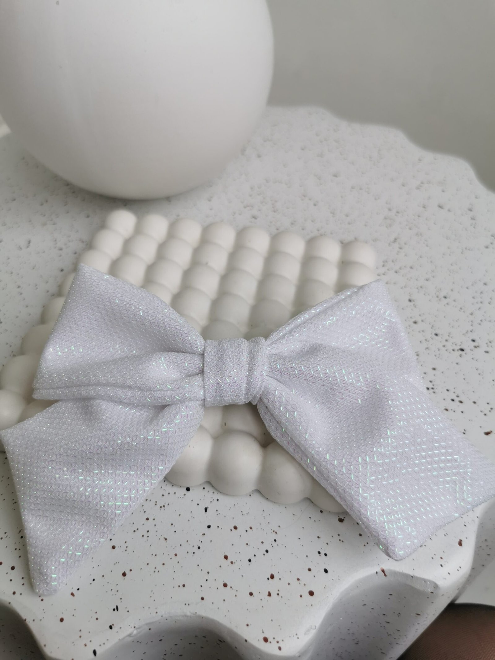 Baltas blizgantis plaukų segtukas kaspinas