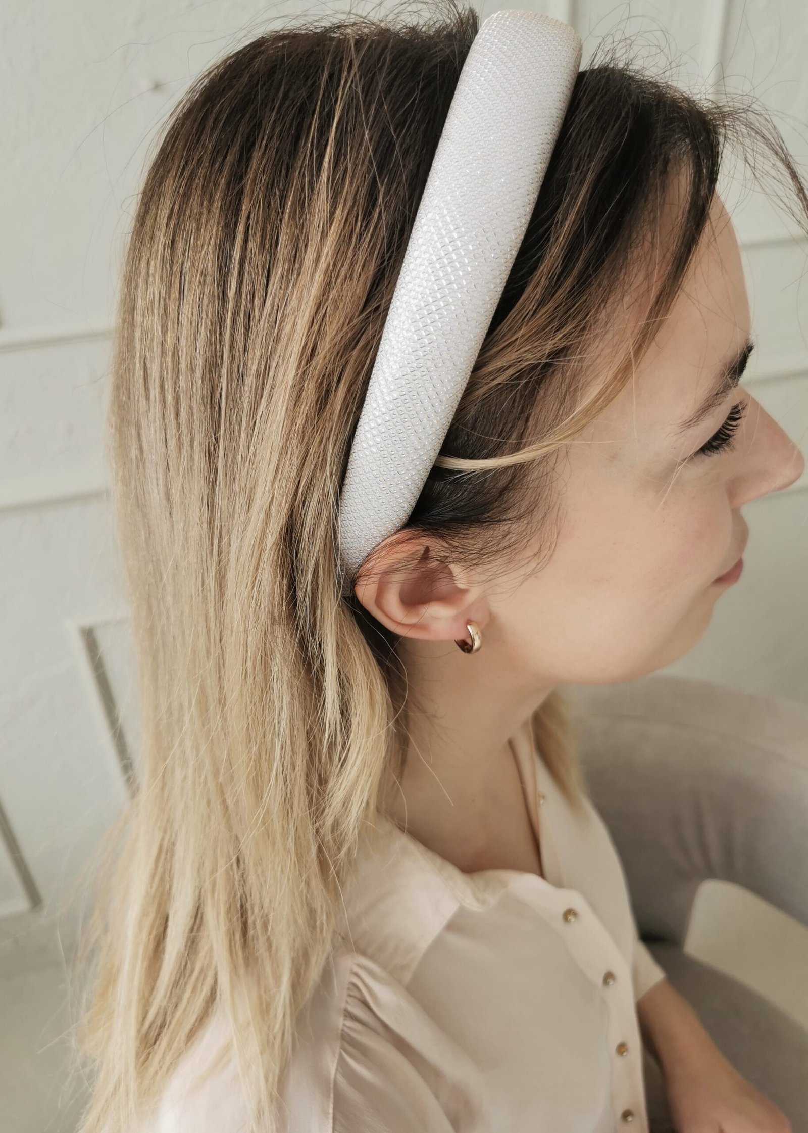 Baltas pūstas žėrintis lankelis