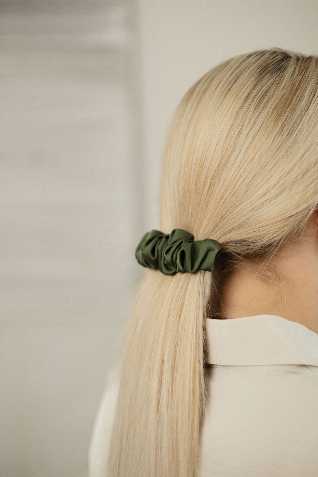 Chaki spalvos - plaukų segtukas kruasanas