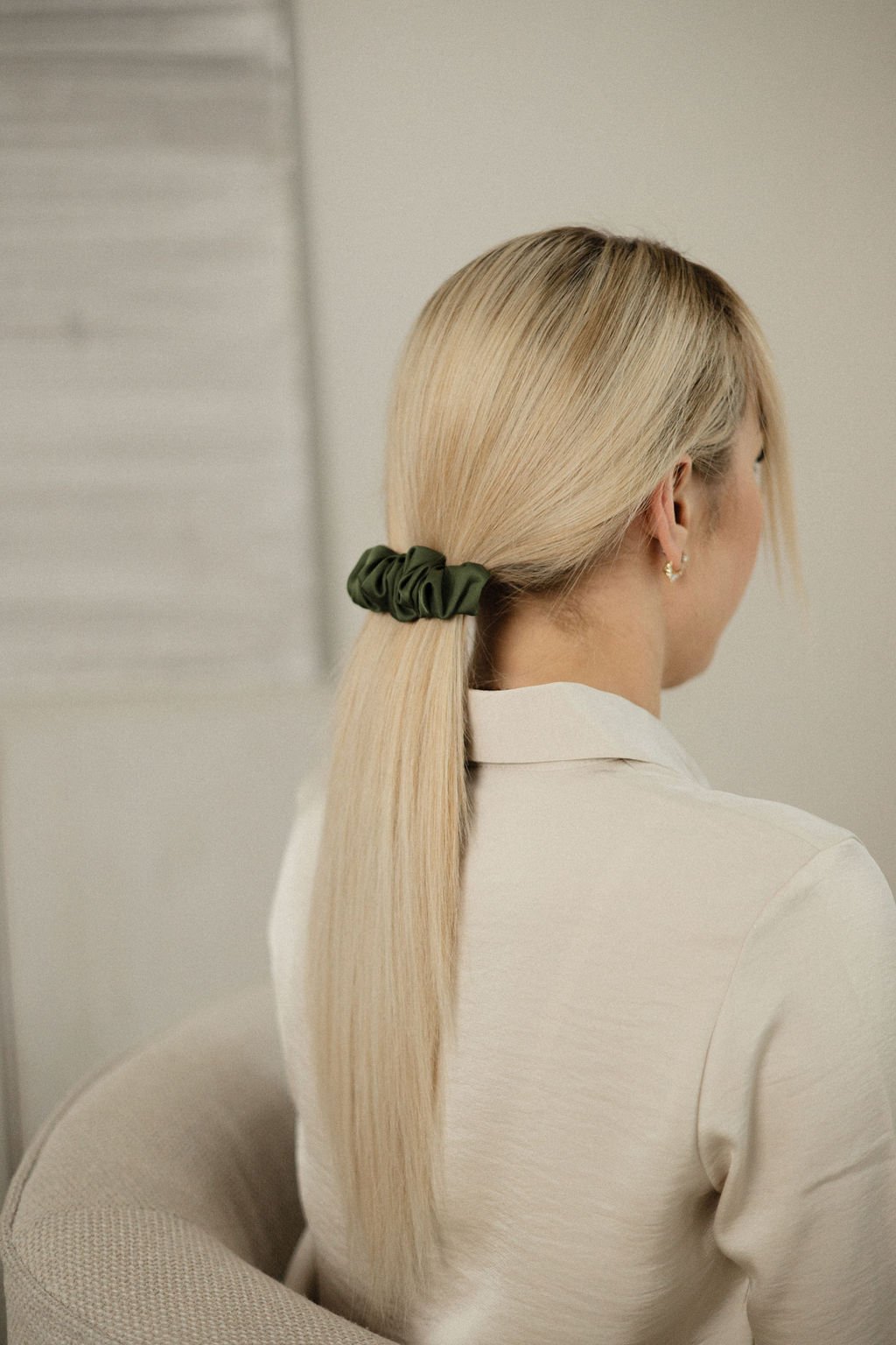 Chaki spalvos - plaukų segtukas kruasanas