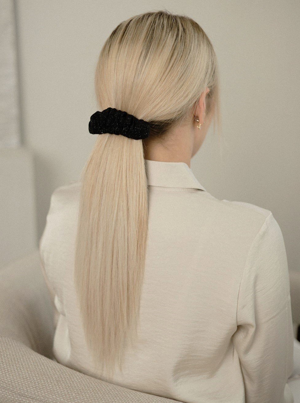 Juodas blizgantis plaukų segtukas