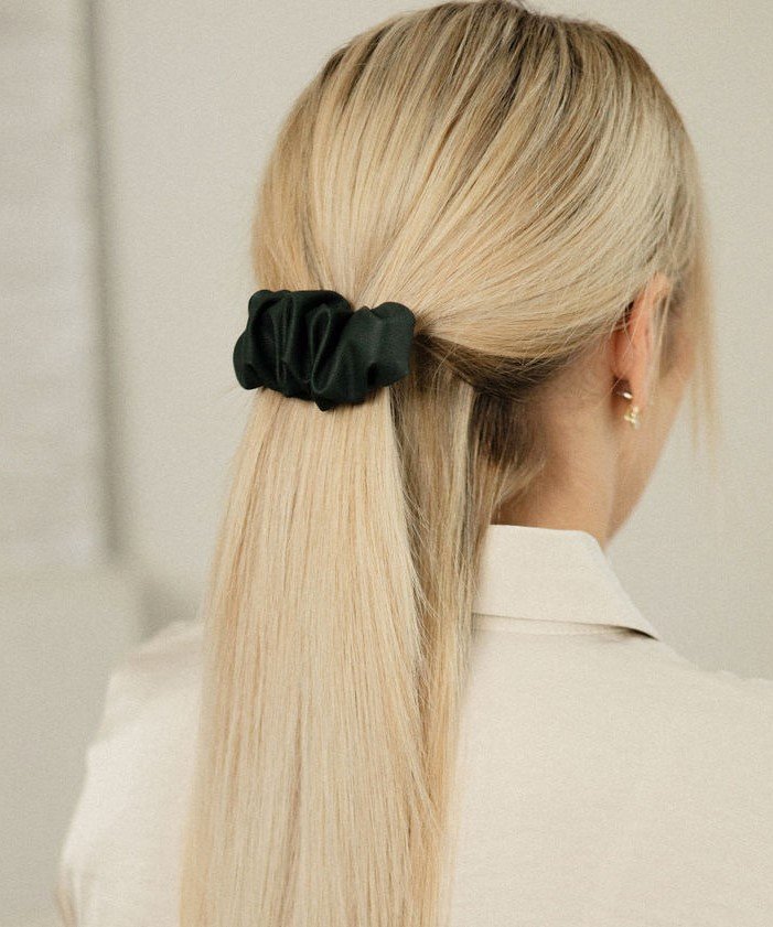 Juodas eko odos plaukų segtukas