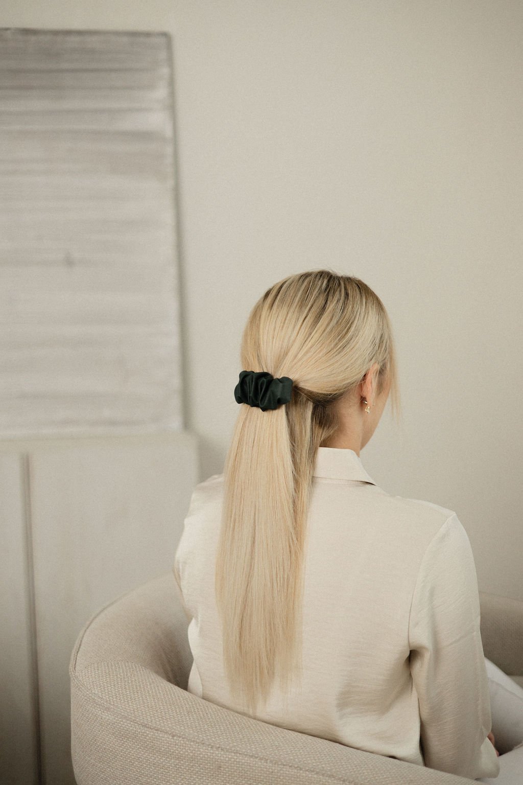 Juodas eko odos plaukų segtukas