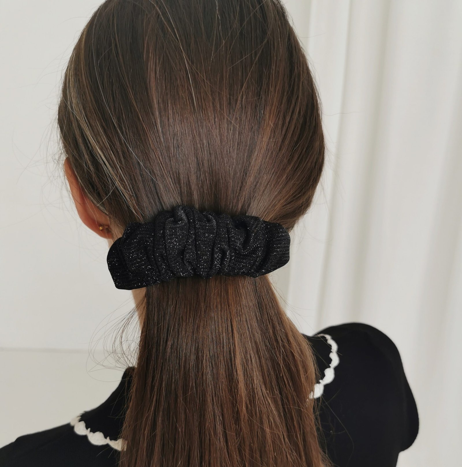 Juodas spindintis segtukas