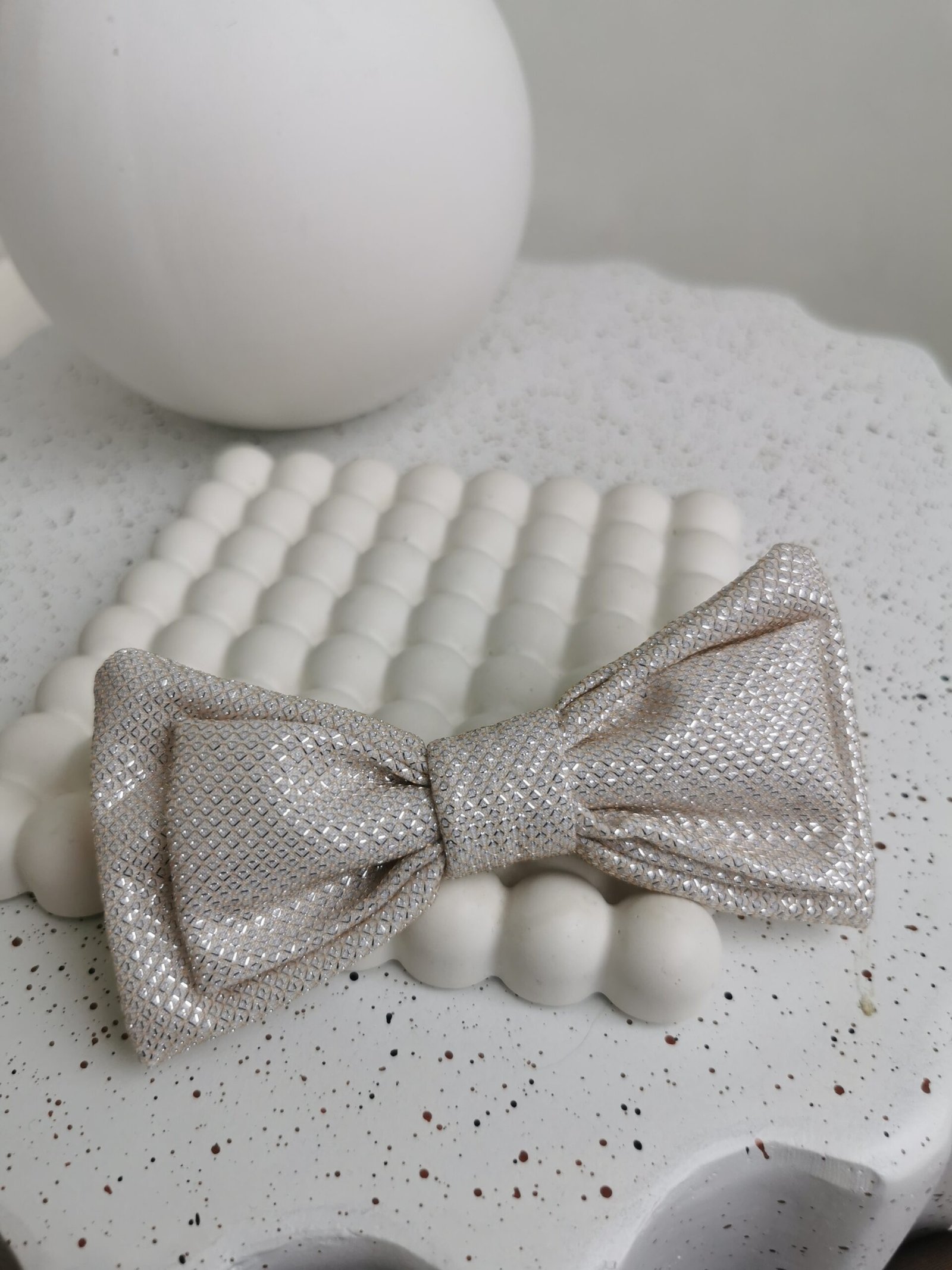 Kreminis blizgantis dvigubas plaukų segtukas kaspinas