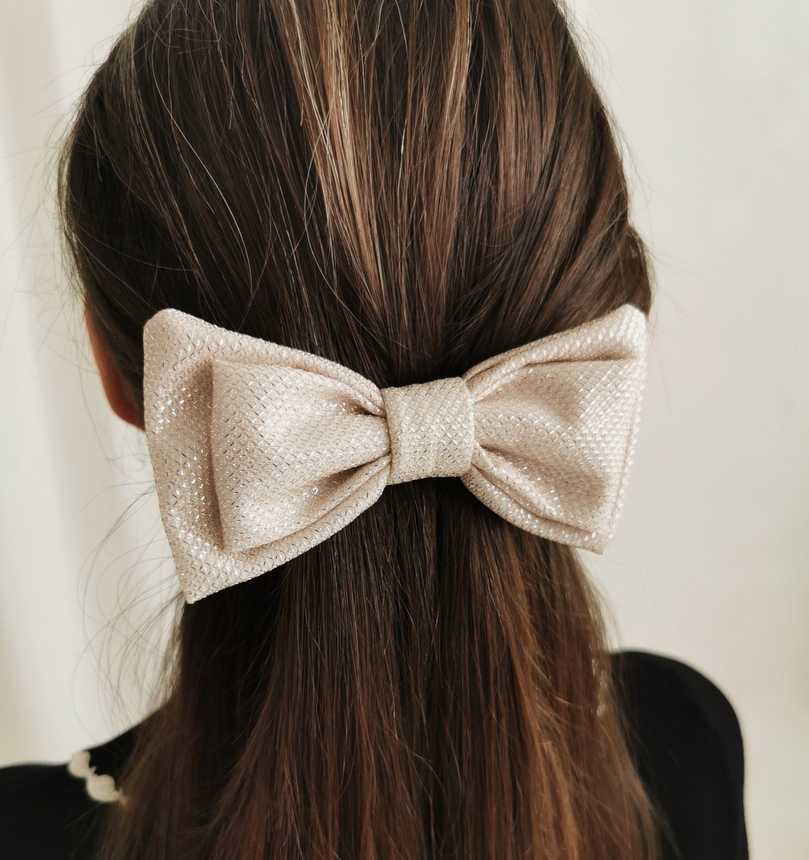 Kreminis blizgantis dvigubas plaukų segtukas kaspinas