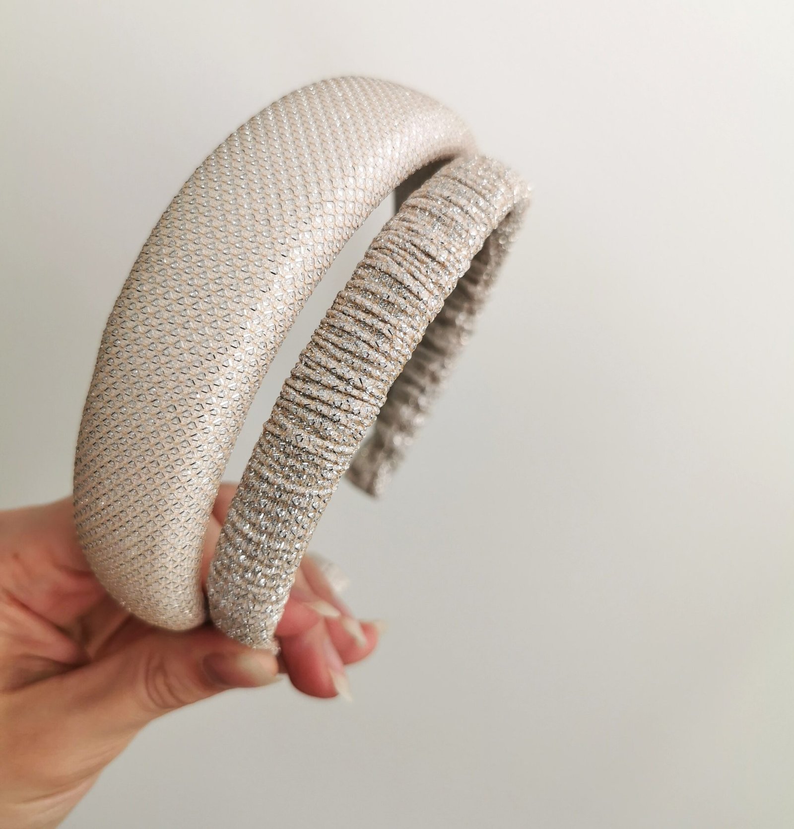 Kreminis pūstas žėrintis lankelis