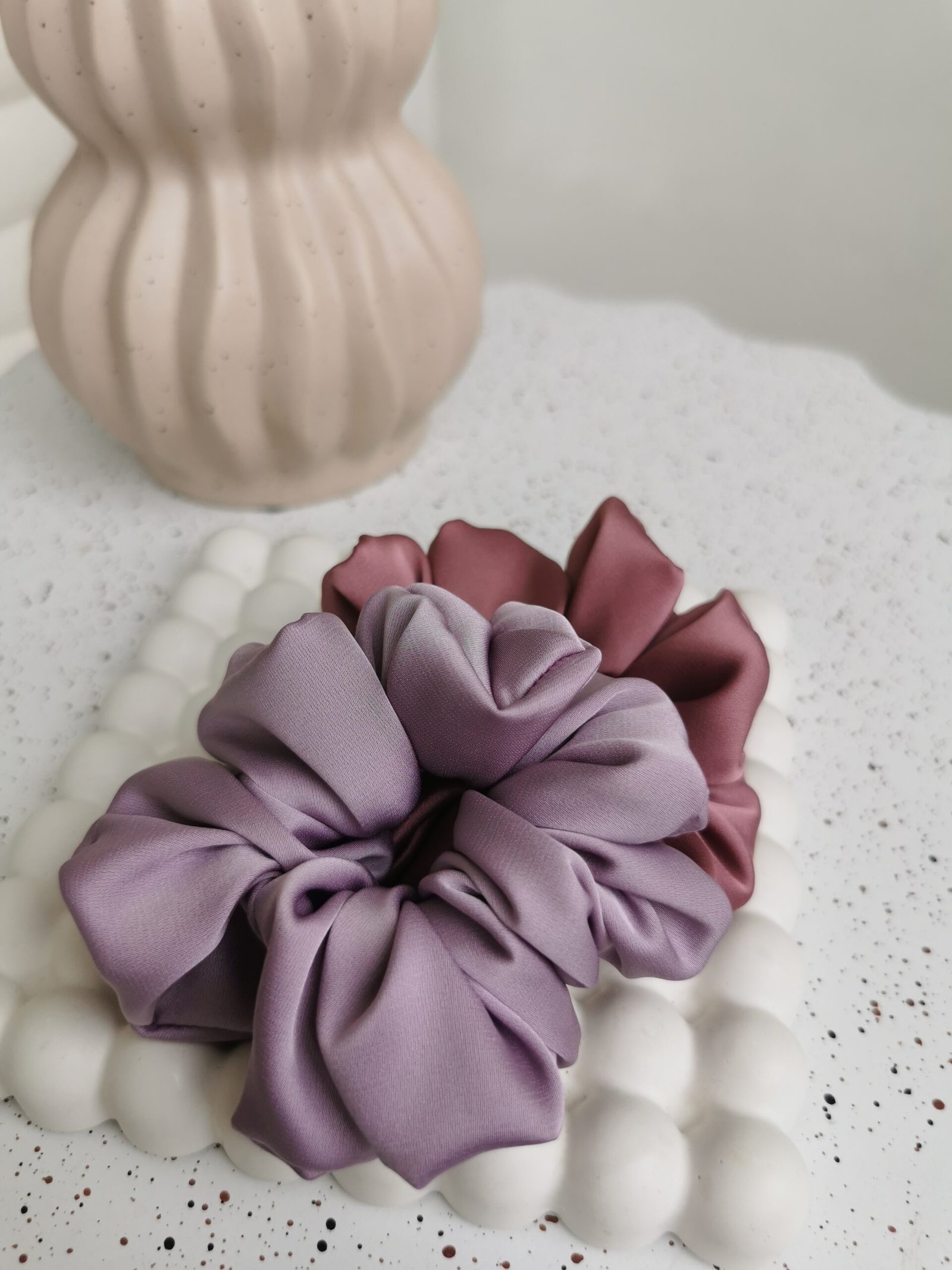 Pelenų alyvinės spalvos plati plaukų gumelė