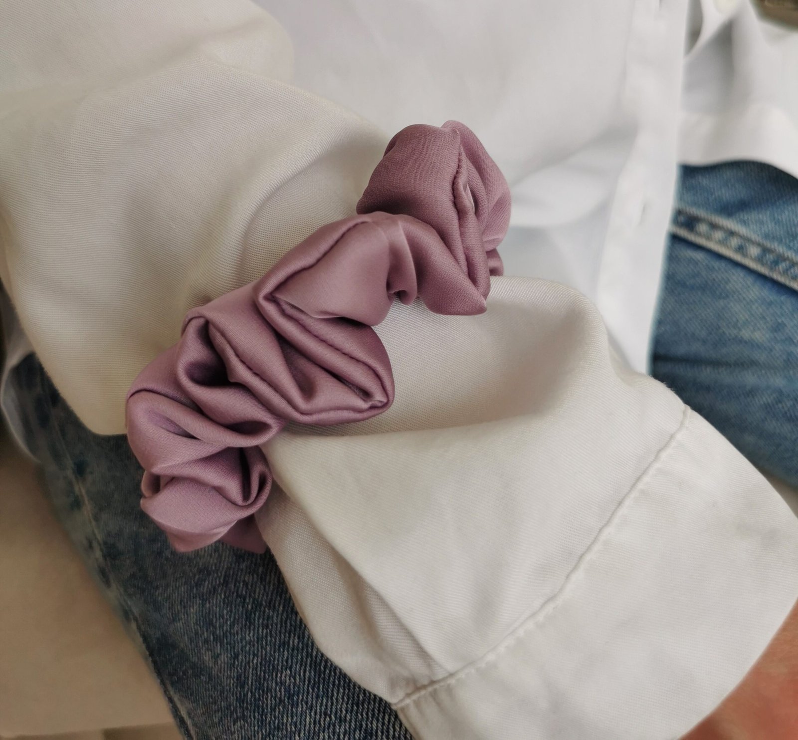 Pelenų alyvinės spalvos plati plaukų gumelė