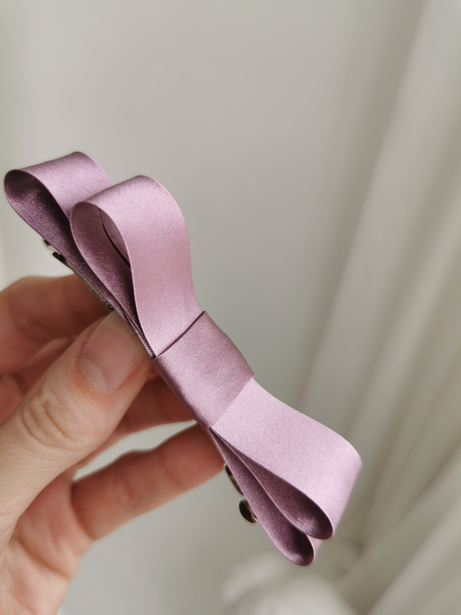 Pelenų alyvinis spindintis plaukų segtukas kaspinėlis