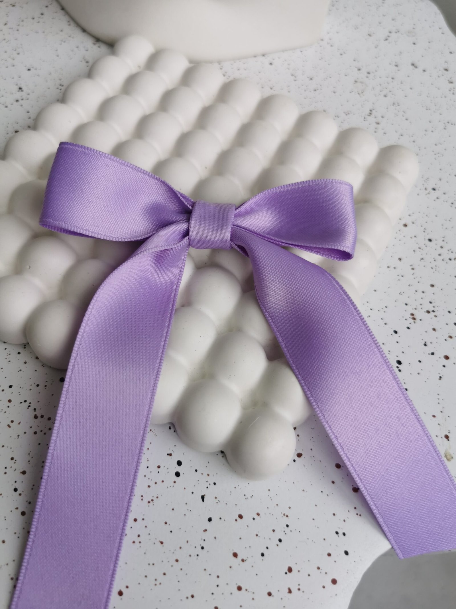 Ryškus alyvinis kaspinėlis