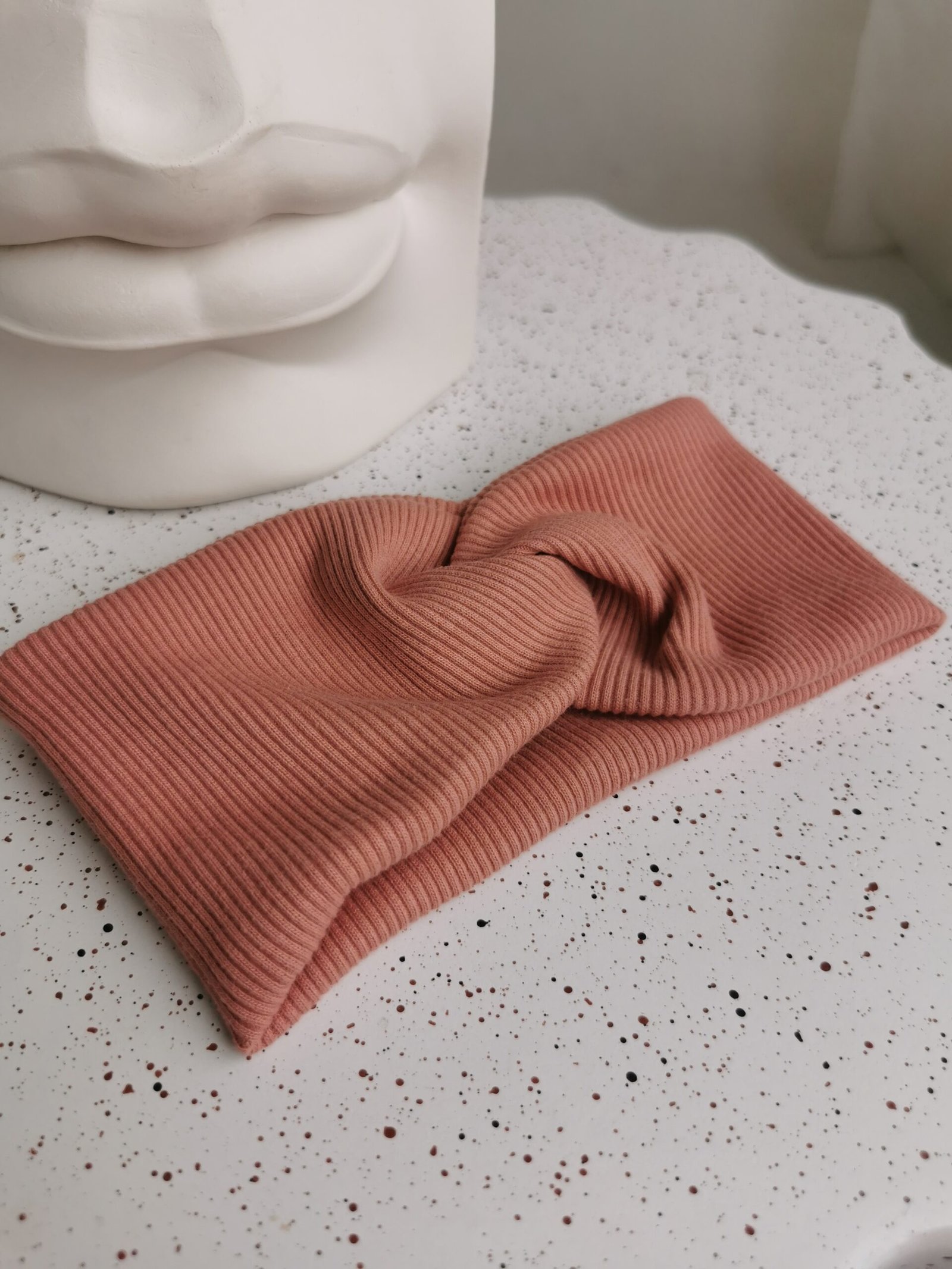 Tamsiai persikinė galvajuostė mergaitei