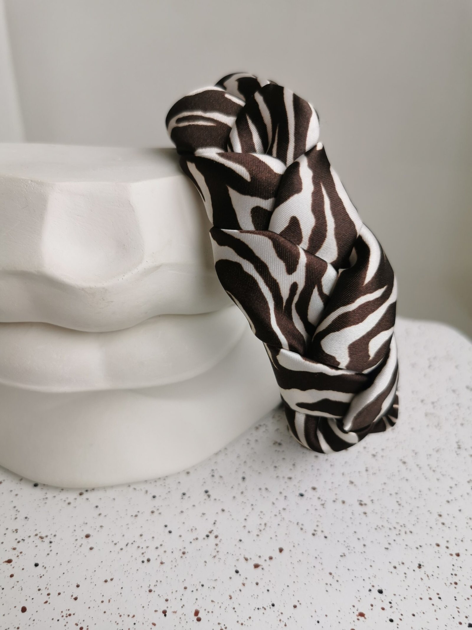 „Tamsiai rudo zebro" spalvos pintas plaukų lankelis