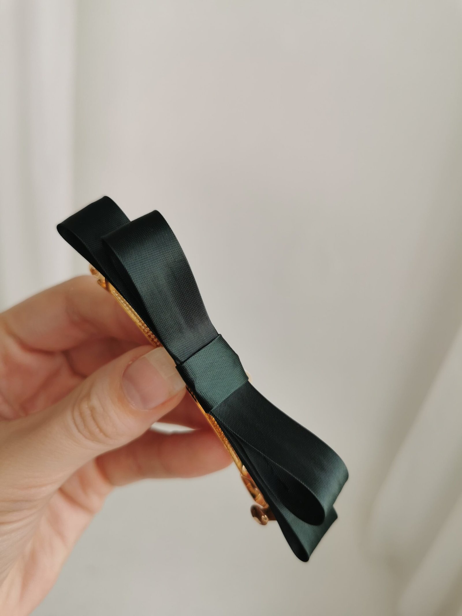 Tamsus smaragdinis plaukų segtukas kaspinėlis