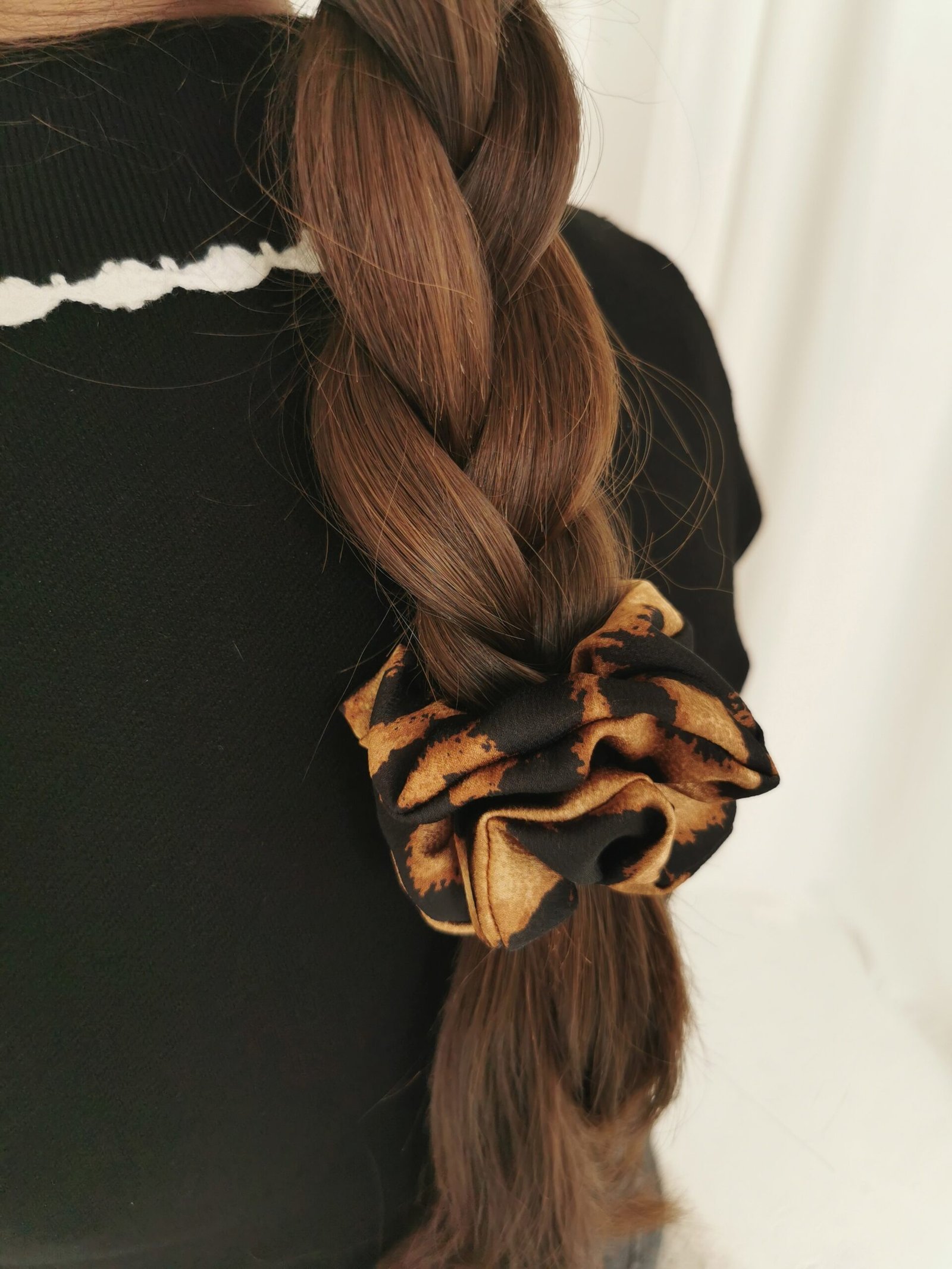 "Tigro rašto" spalvos plaukų gumytė