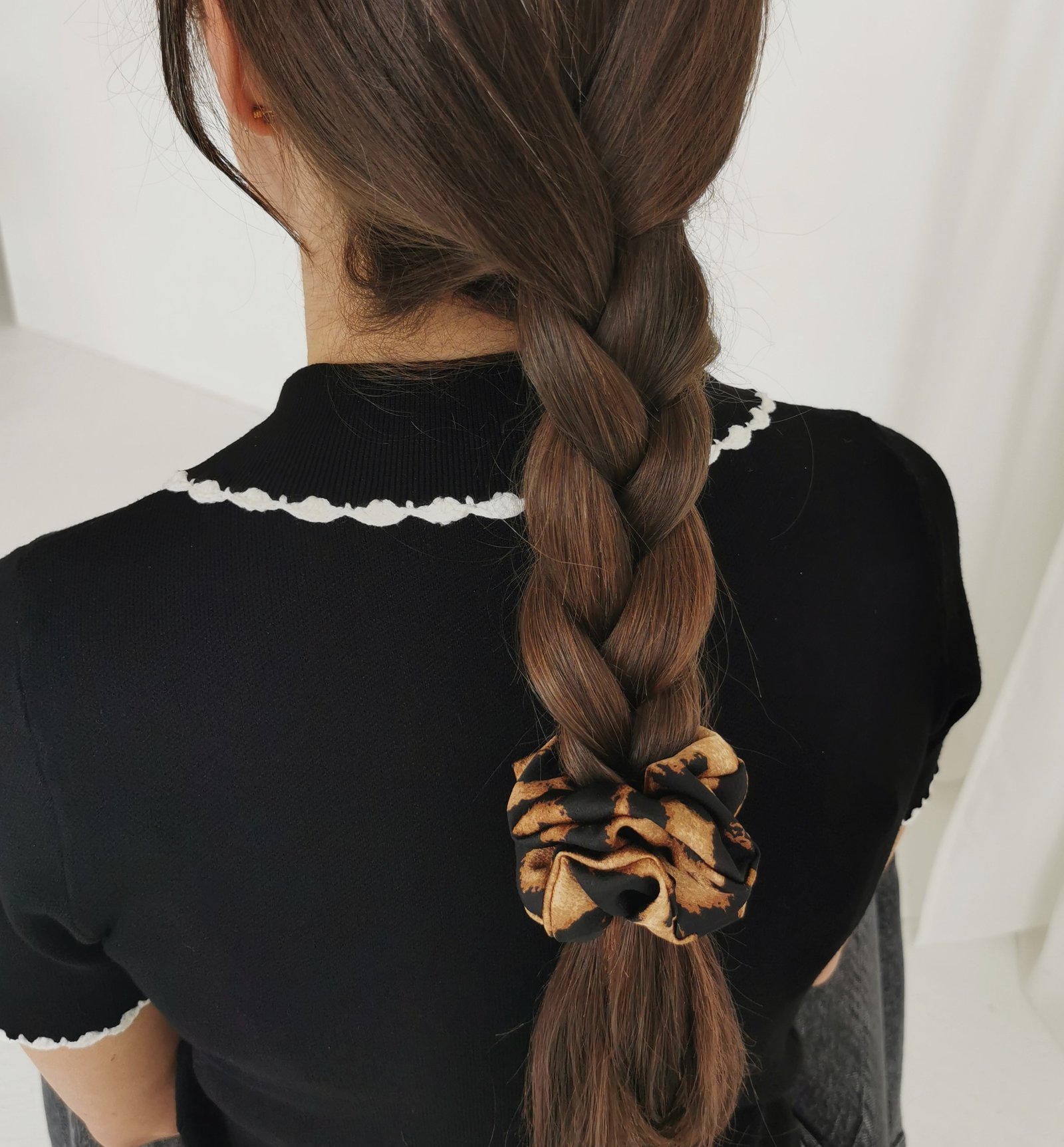 "Tigro rašto" spalvos plaukų gumytė