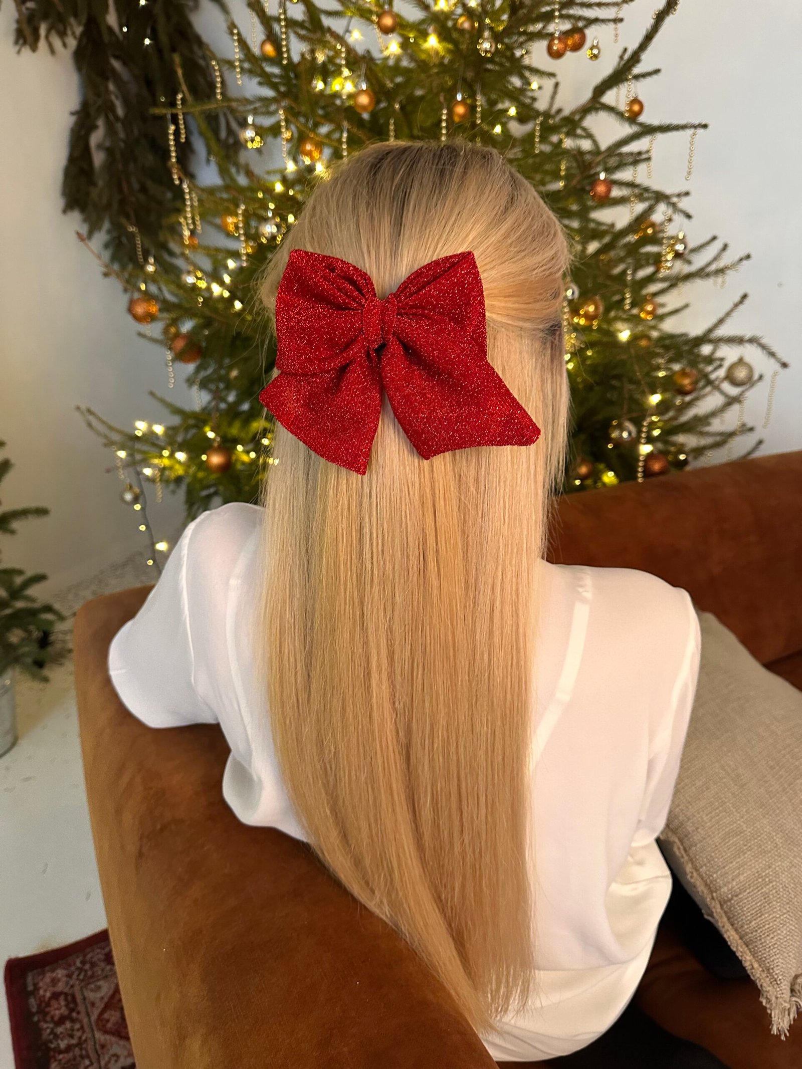 Raudonas blizgantis plaukų segtukas kaspinas