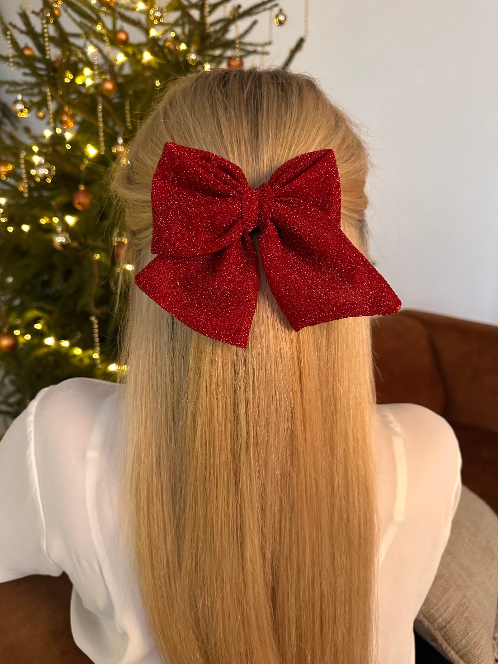 Raudonas blizgantis plaukų segtukas kaspinas